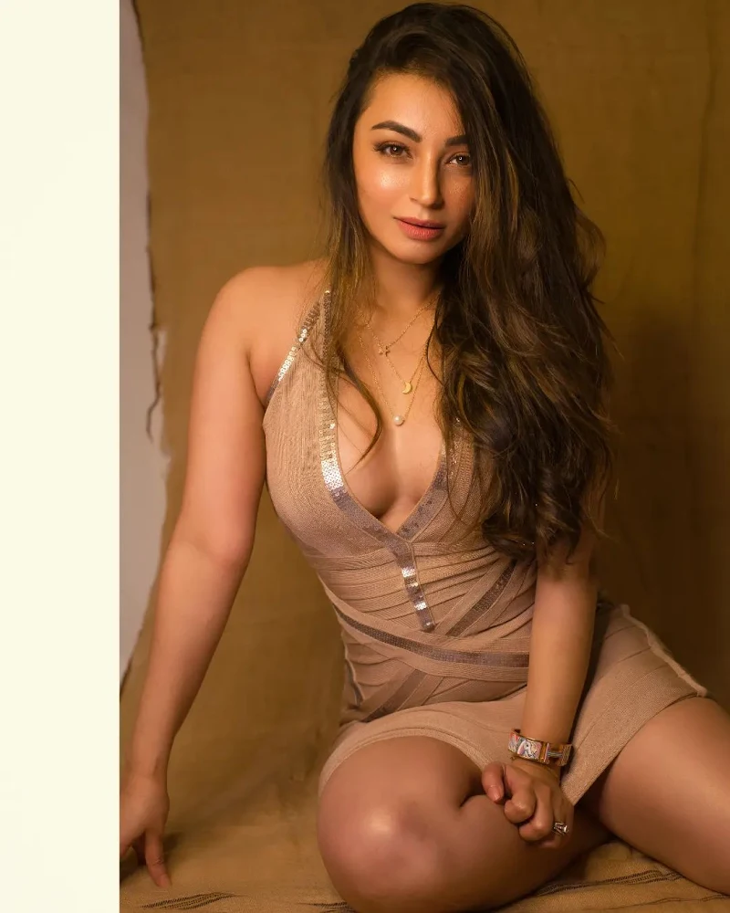 Iira Soni cleavage legs ullu woodpecker actress