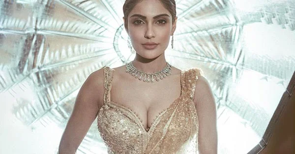 Ishita Raj flaunted ample cleavage in this golden saree – see latest hot photoshoot.