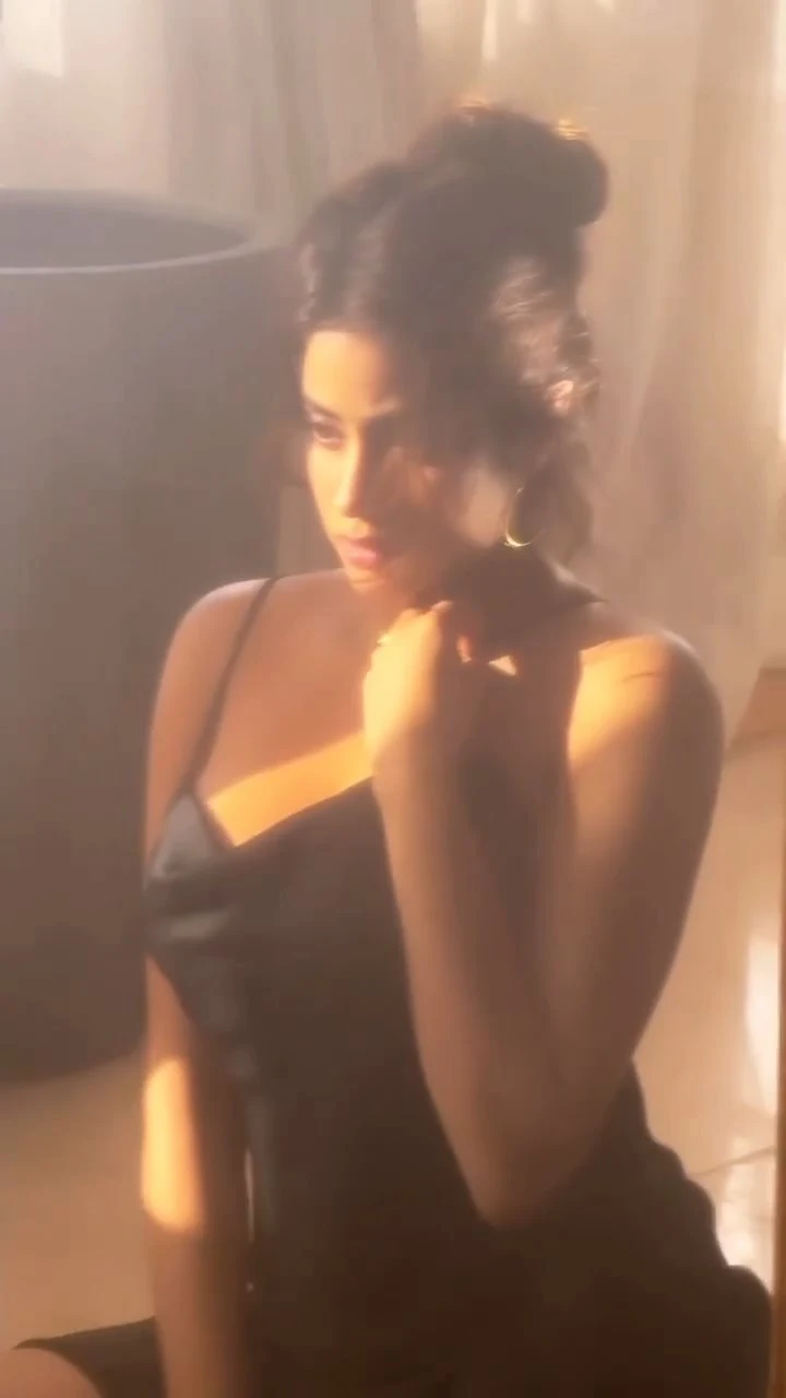 Janhvi Kapoor cleavage black dress