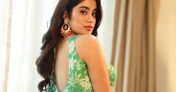 Janhvi Kapoor backless saree curvy hot actress