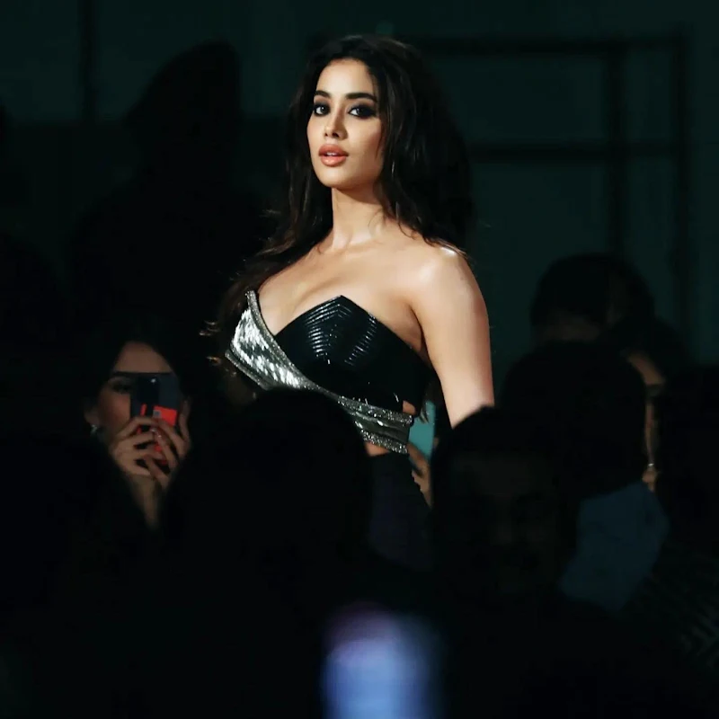 janhvi kapoor black outfit cleavage curvy