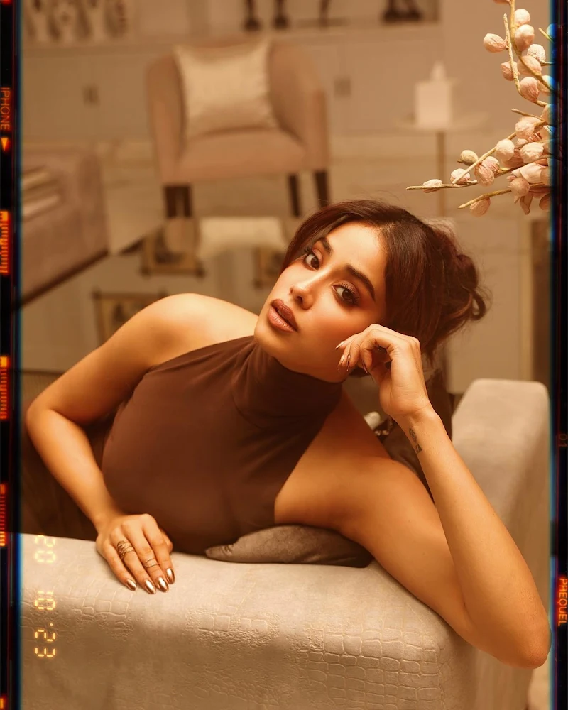 janhvi kapoor curvy bodycon dress