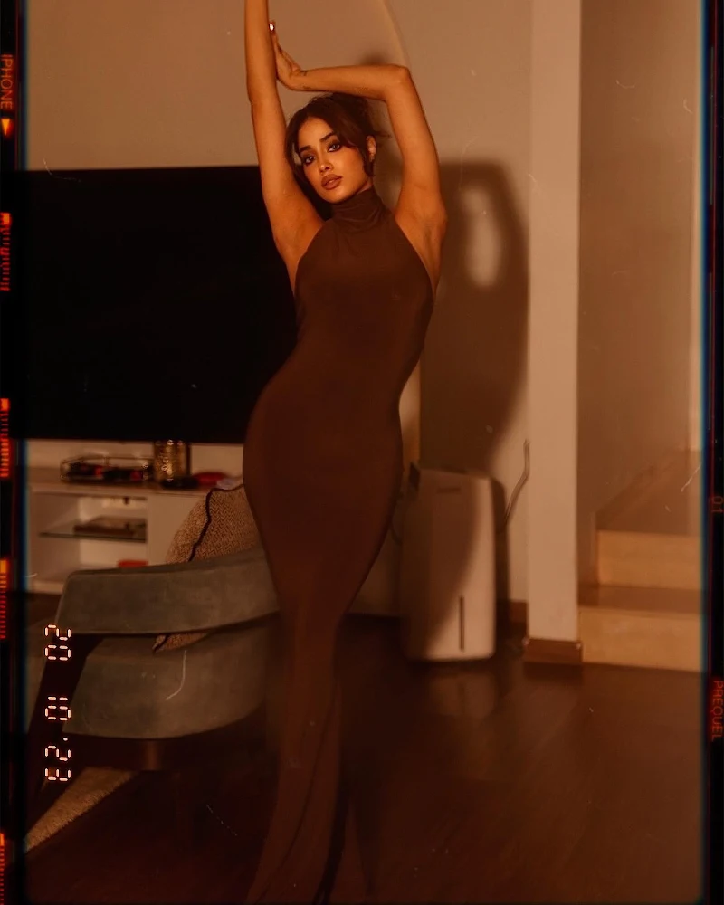 janhvi kapoor curvy bodycon dress