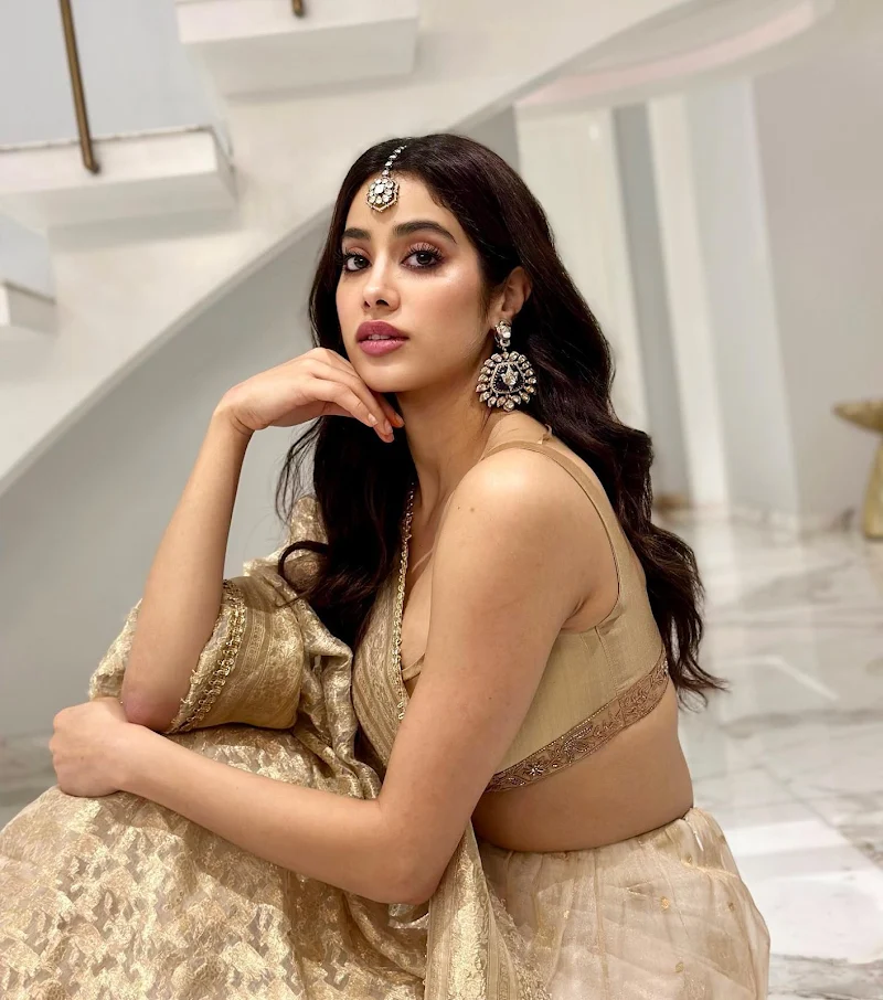 janhvi kapoor golden saree curvy actress