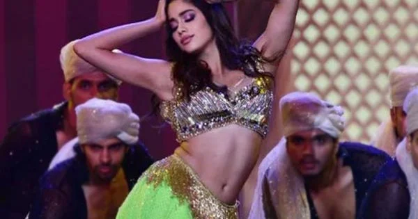 Janhvi kapoor navel hot dance filmfare