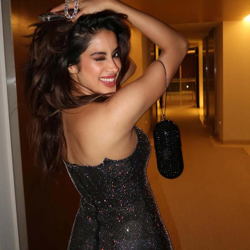 janhvi kapoor off shoulder dress curvy body