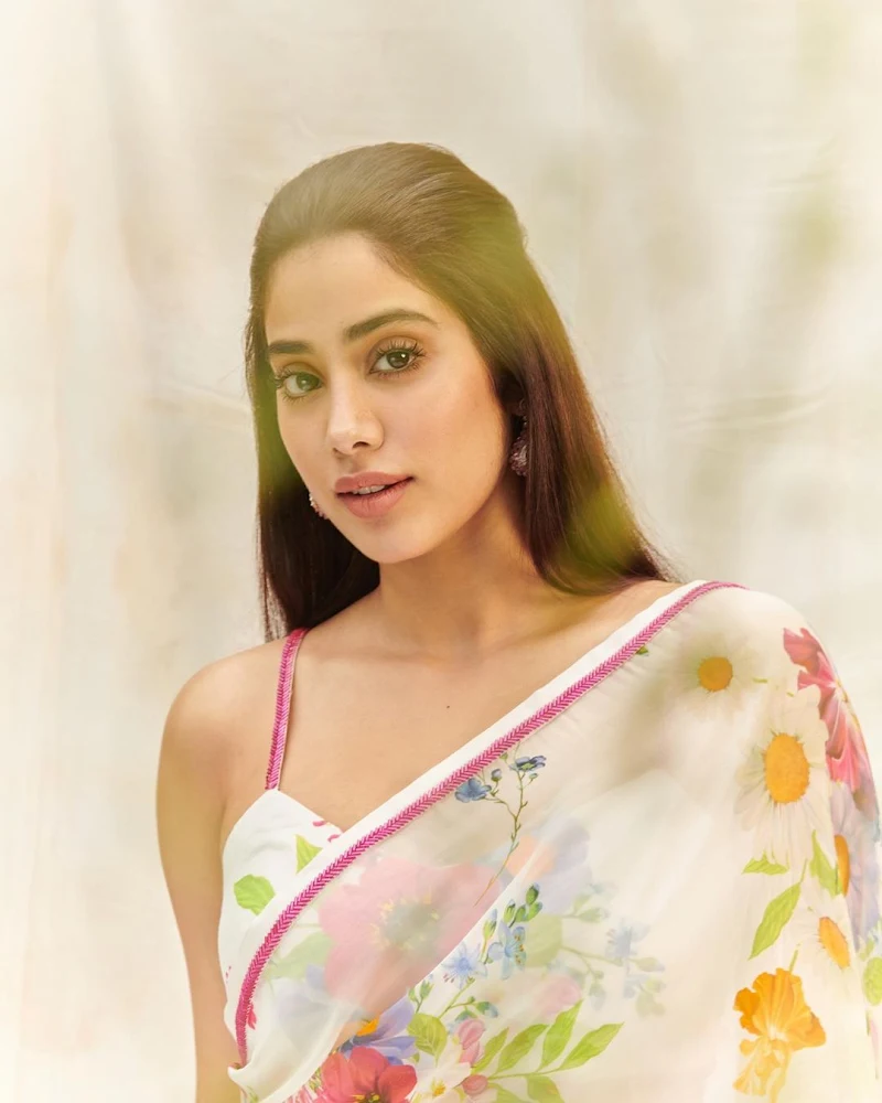 Janhvi Kapoor saree hot bollywood actress