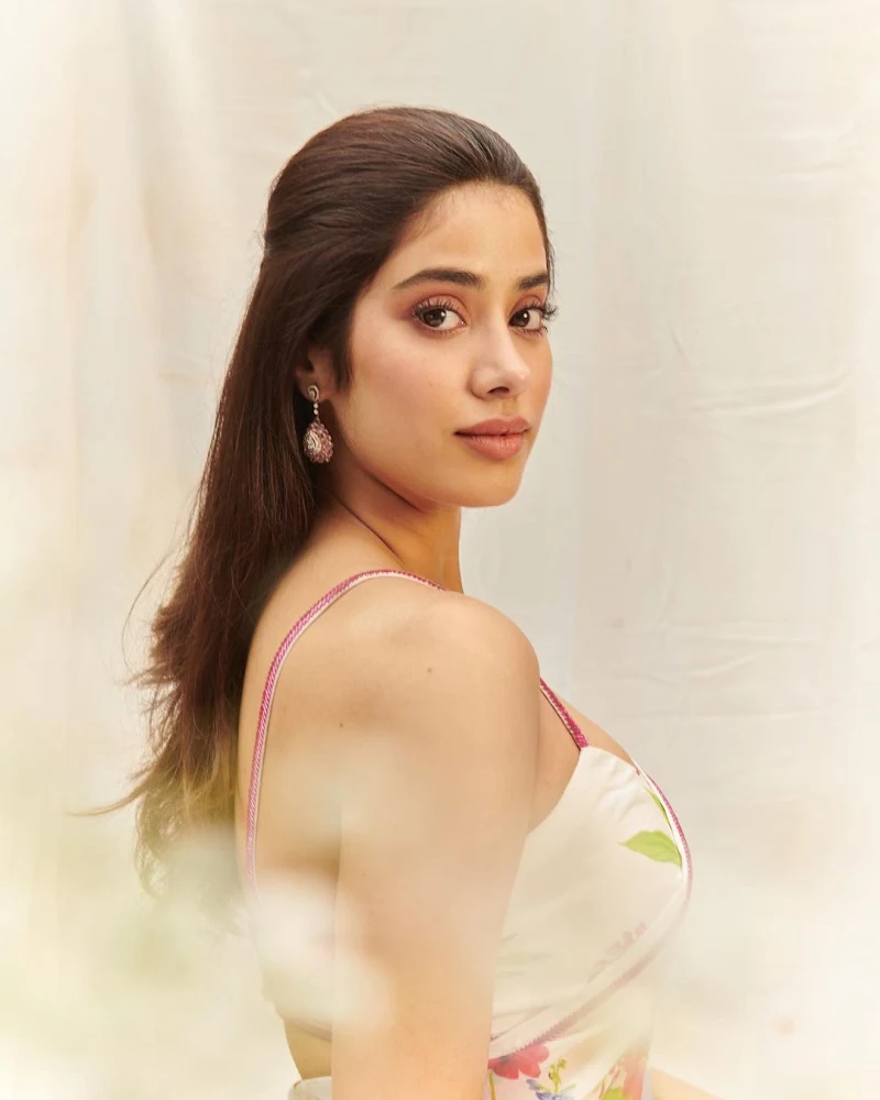 Janhvi Kapoor saree hot bollywood actress