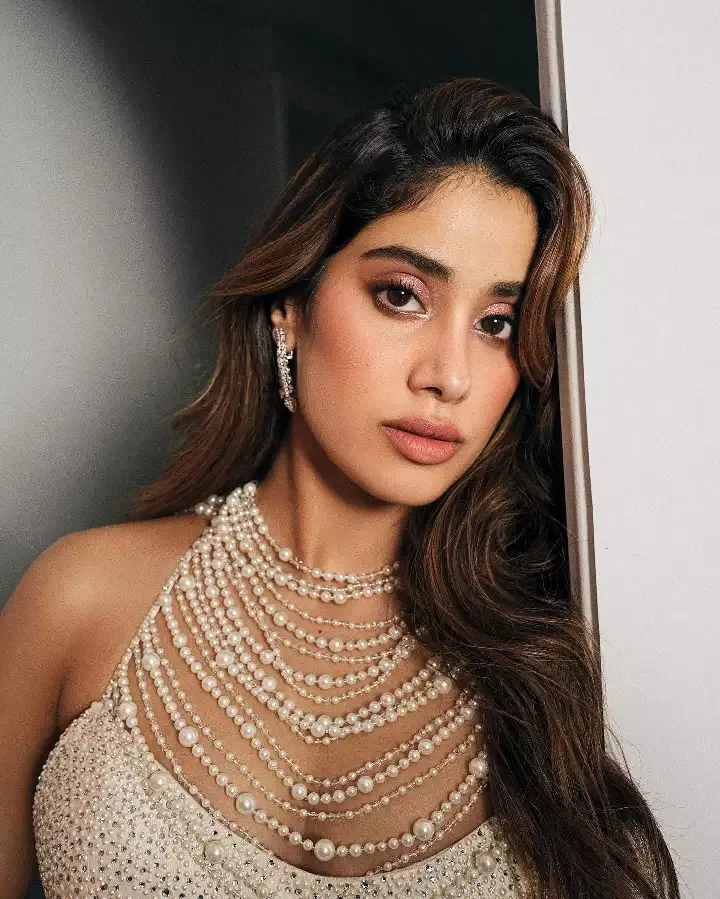 janhvi kapoor white outfit cleavage curvy body indian actress