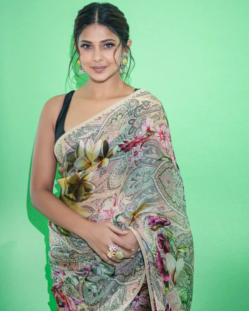 Jennifer Winget saree sleeveless blouse