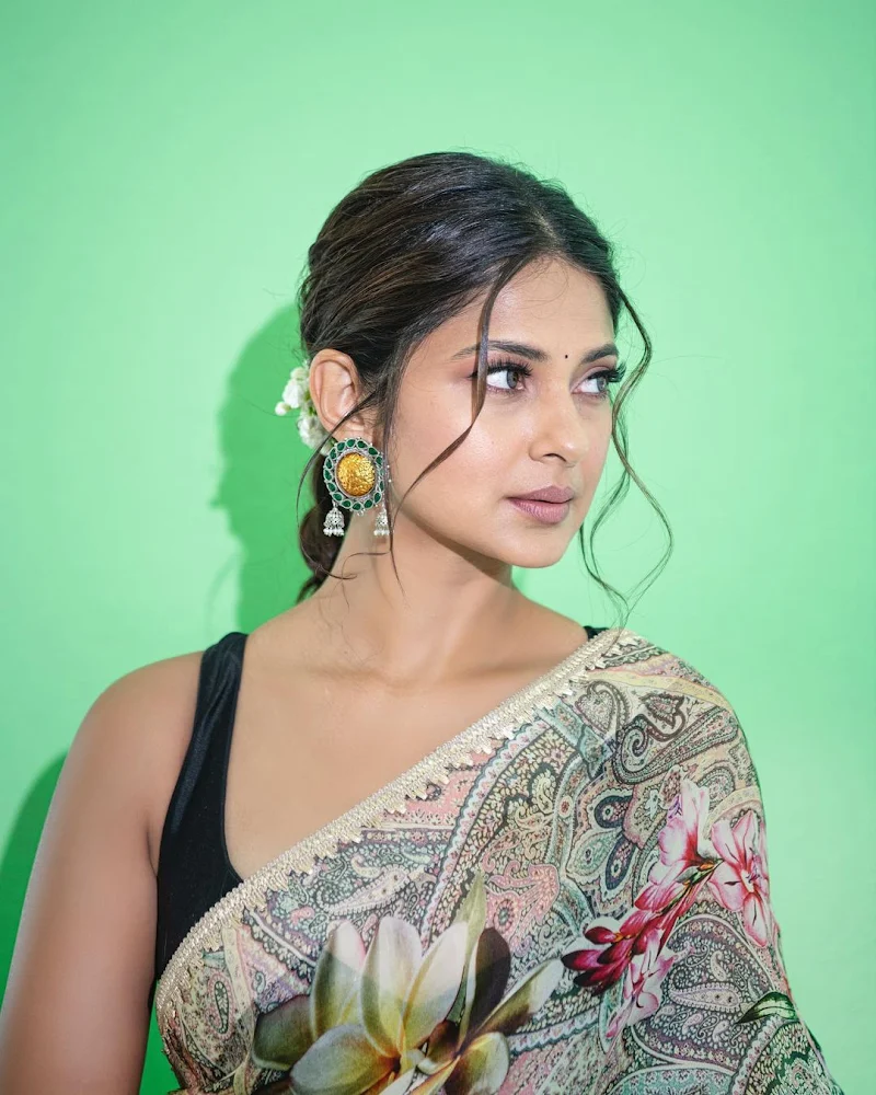 Jennifer Winget saree sleeveless blouse