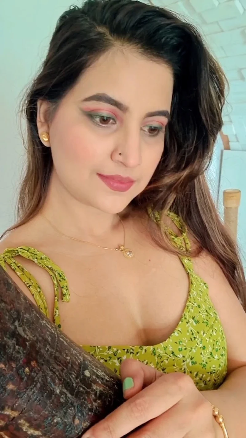 jolly bhatia curvy actress high slit dress