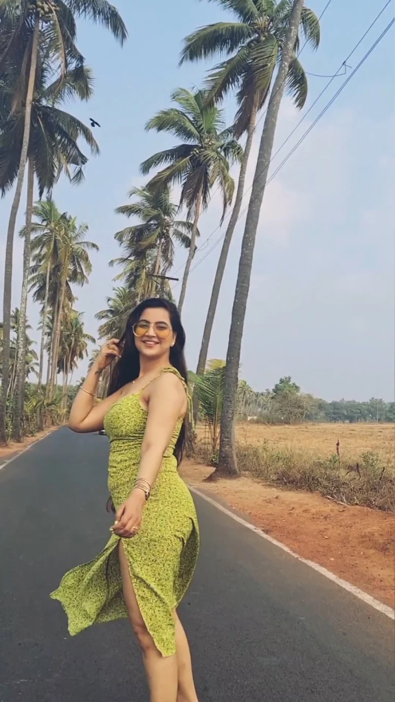 jolly bhatia curvy actress high slit dress