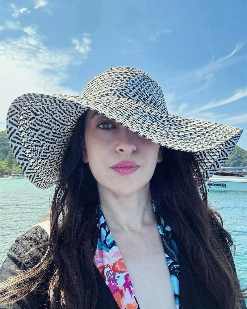 karishma kapoor sexy face