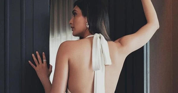 Karishma Tana flaunted her sexy back in this stylish white attire for Filmfare awards 2024.