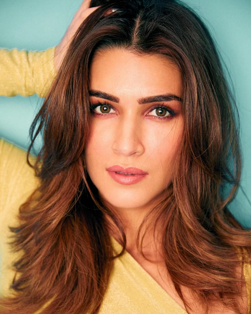 Kriti Sanon sultry face short tight dress