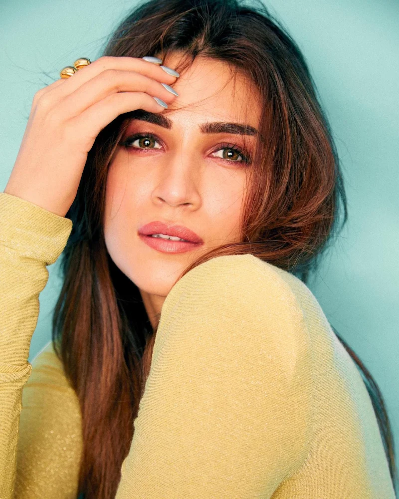 Kriti Sanon sultry face short tight dress