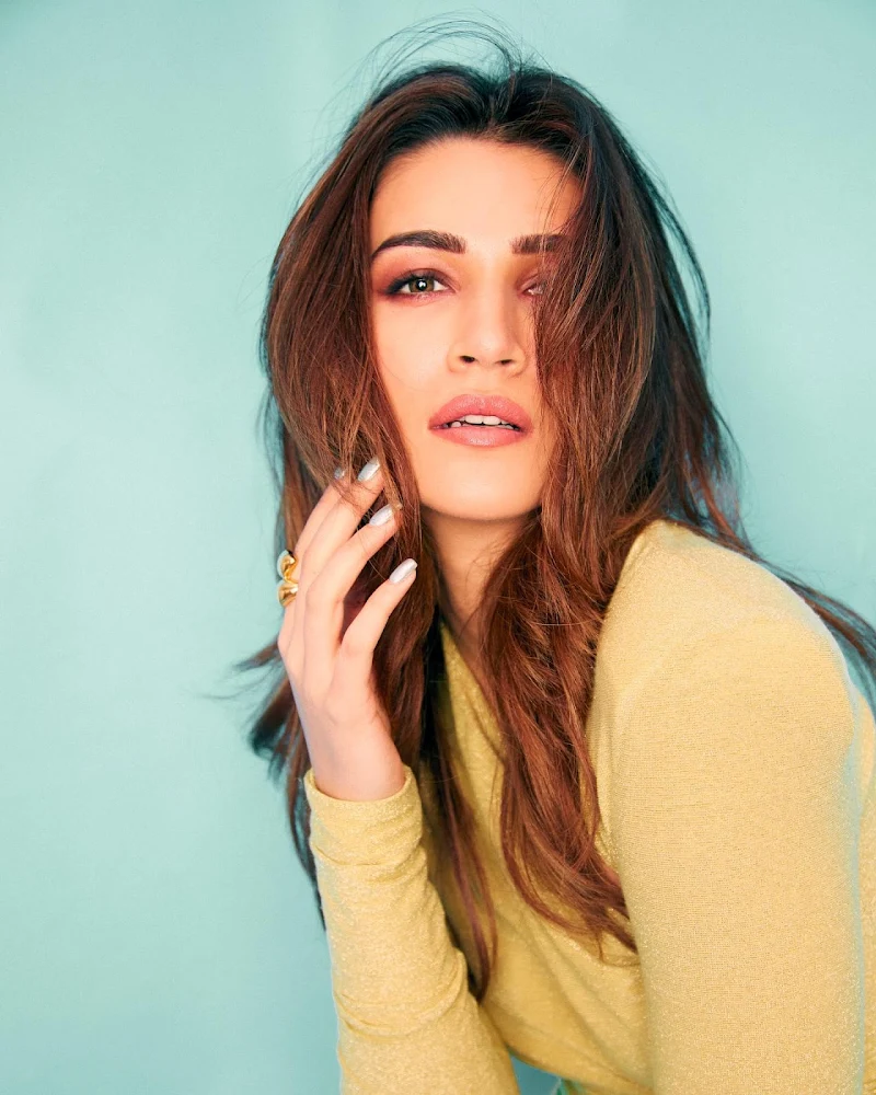 Kriti Sanon sultry face short tight dress