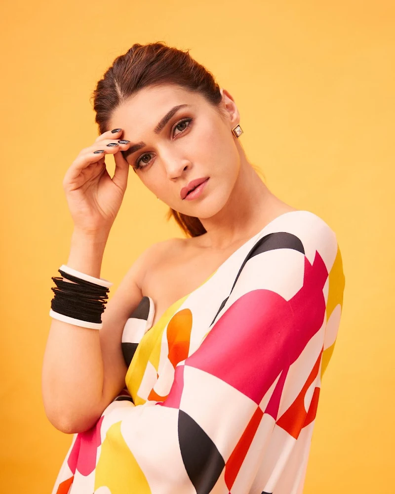 Kriti Sanon saree tiny blouse hot actress