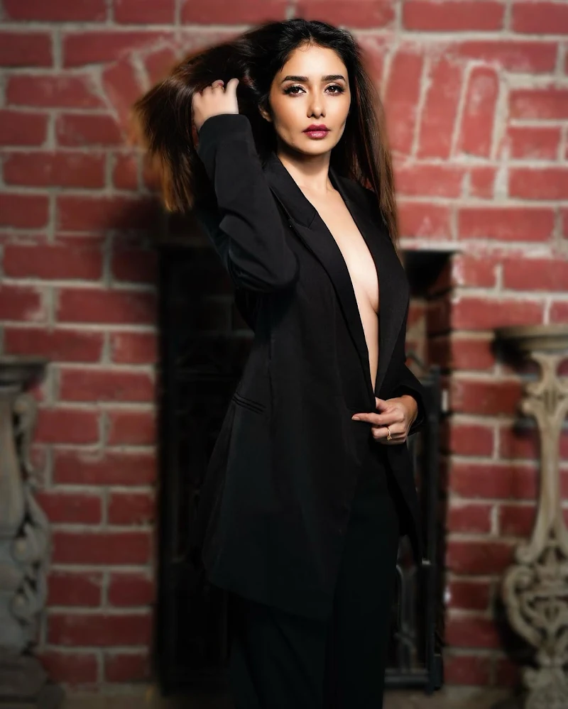 leena jumani braless black blazer hot actress