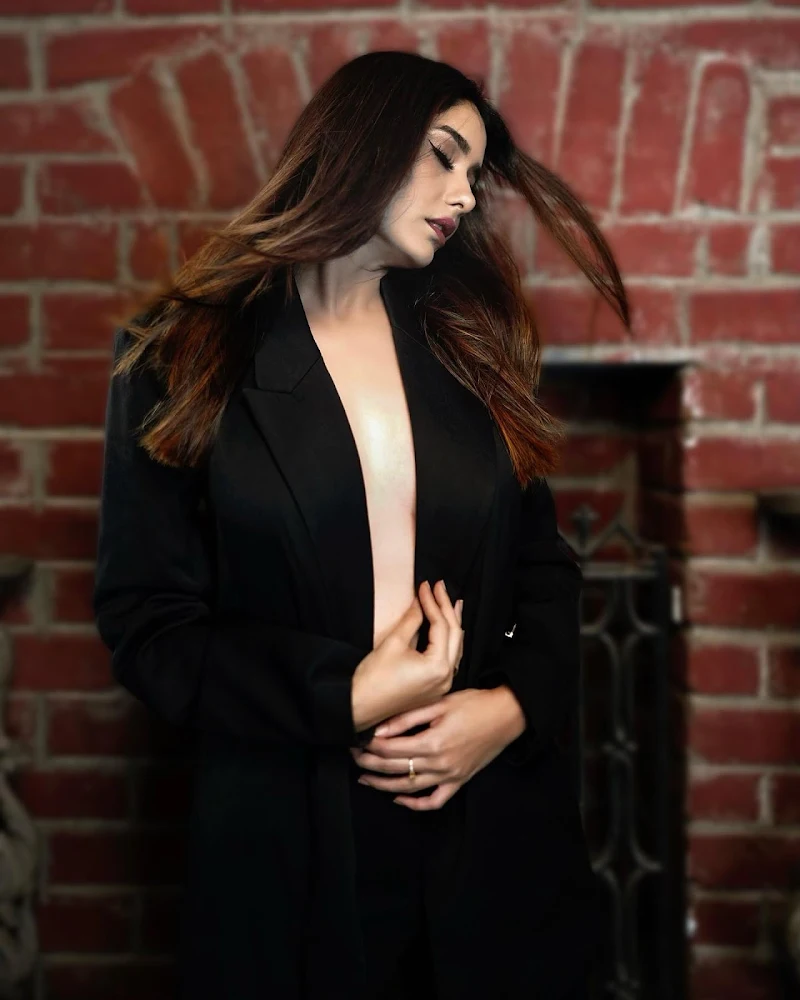 leena jumani braless black blazer hot actress