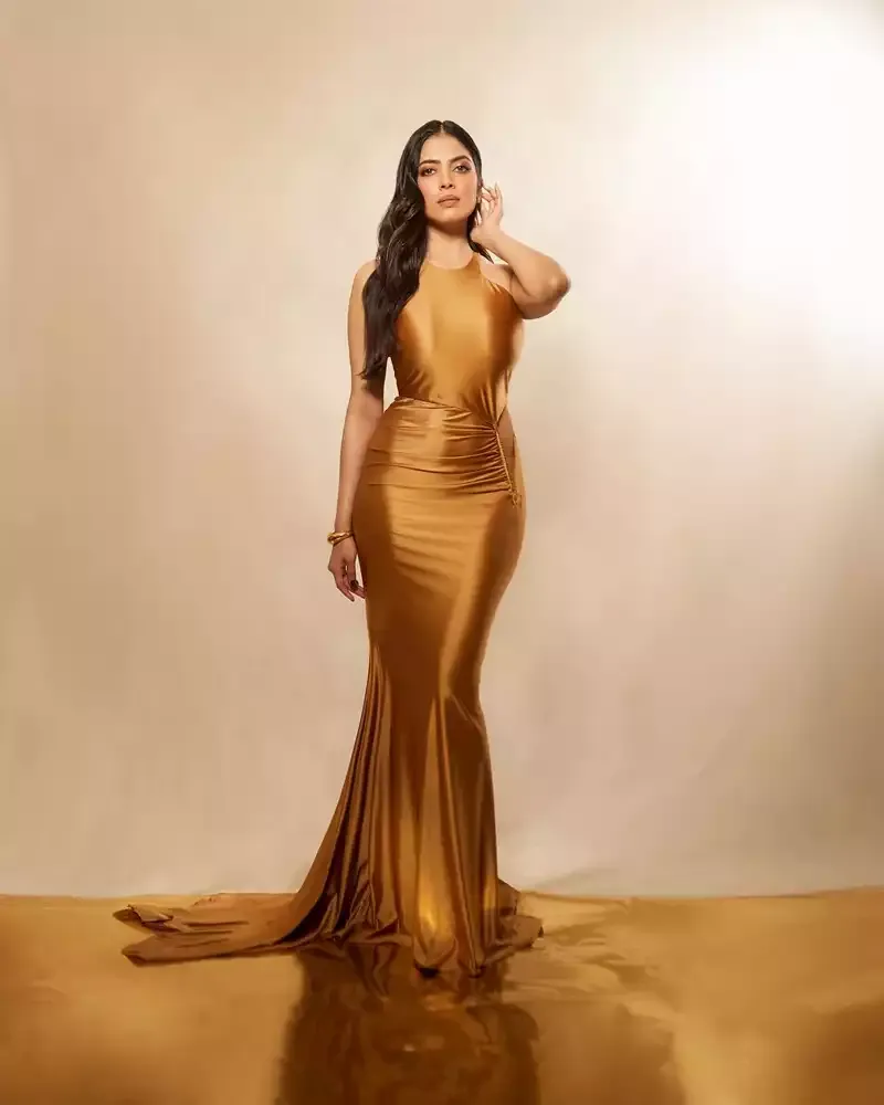 malavika mohanan hot stylish golden dress