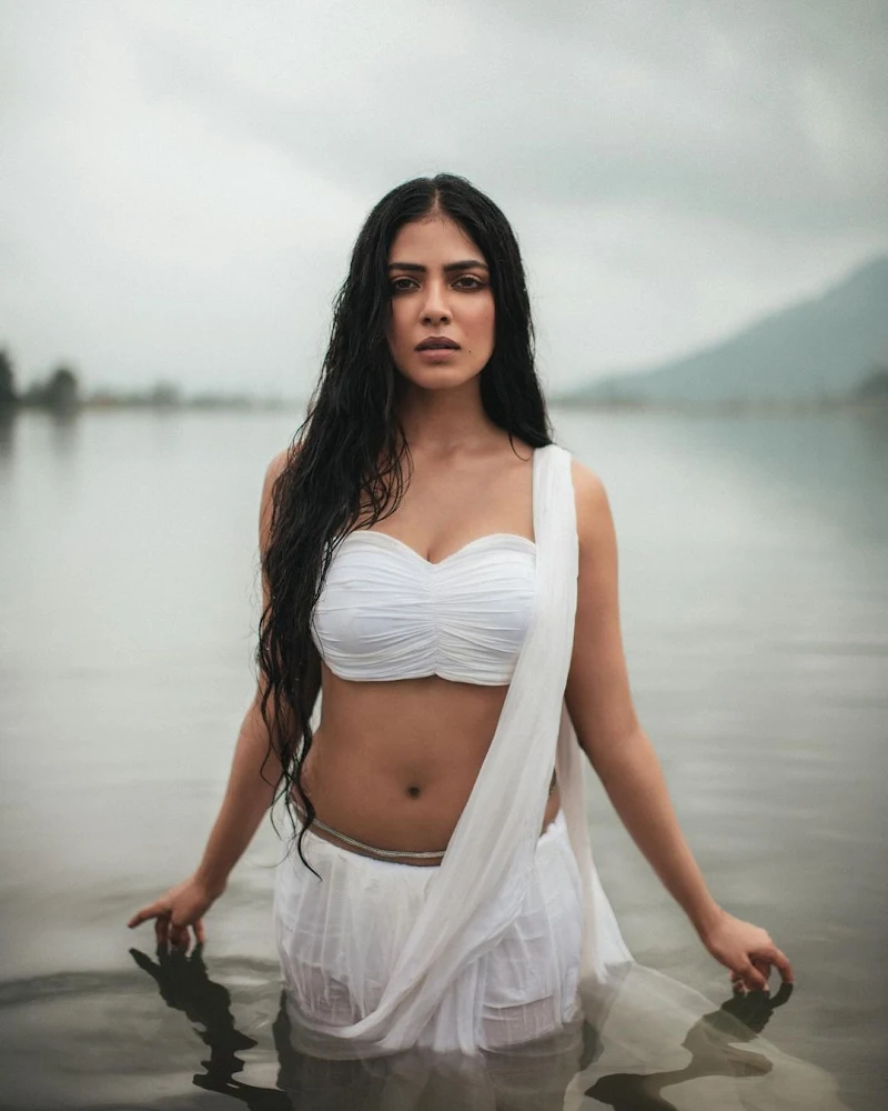 malavika mohanan wet white saree tiny blouse indian actress