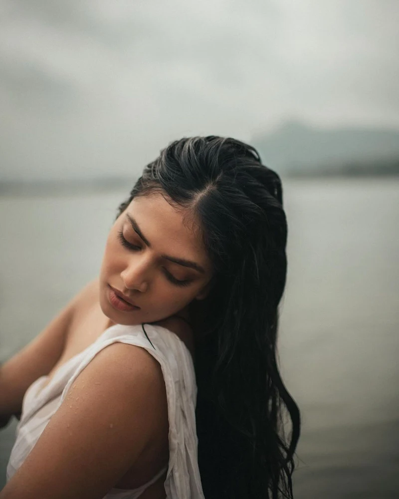 malavika mohanan wet white saree tiny blouse indian actress