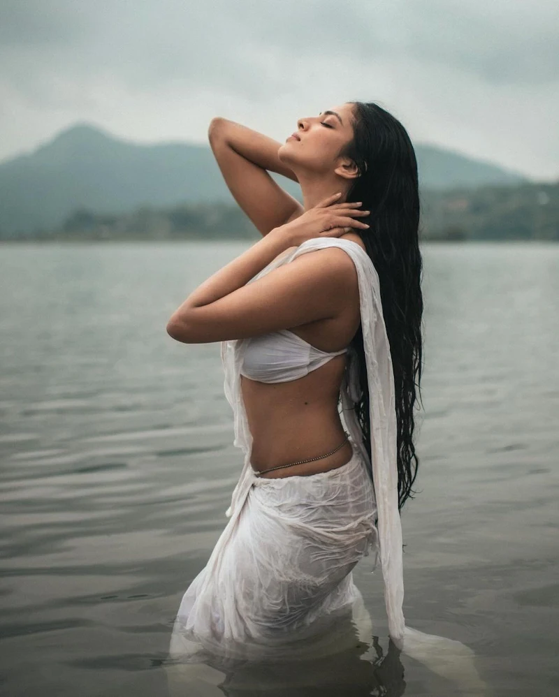 malavika mohanan wet white saree tiny blouse indian actress