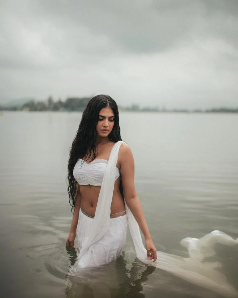 malavika mohanan wet white saree tiny blouse indian actress