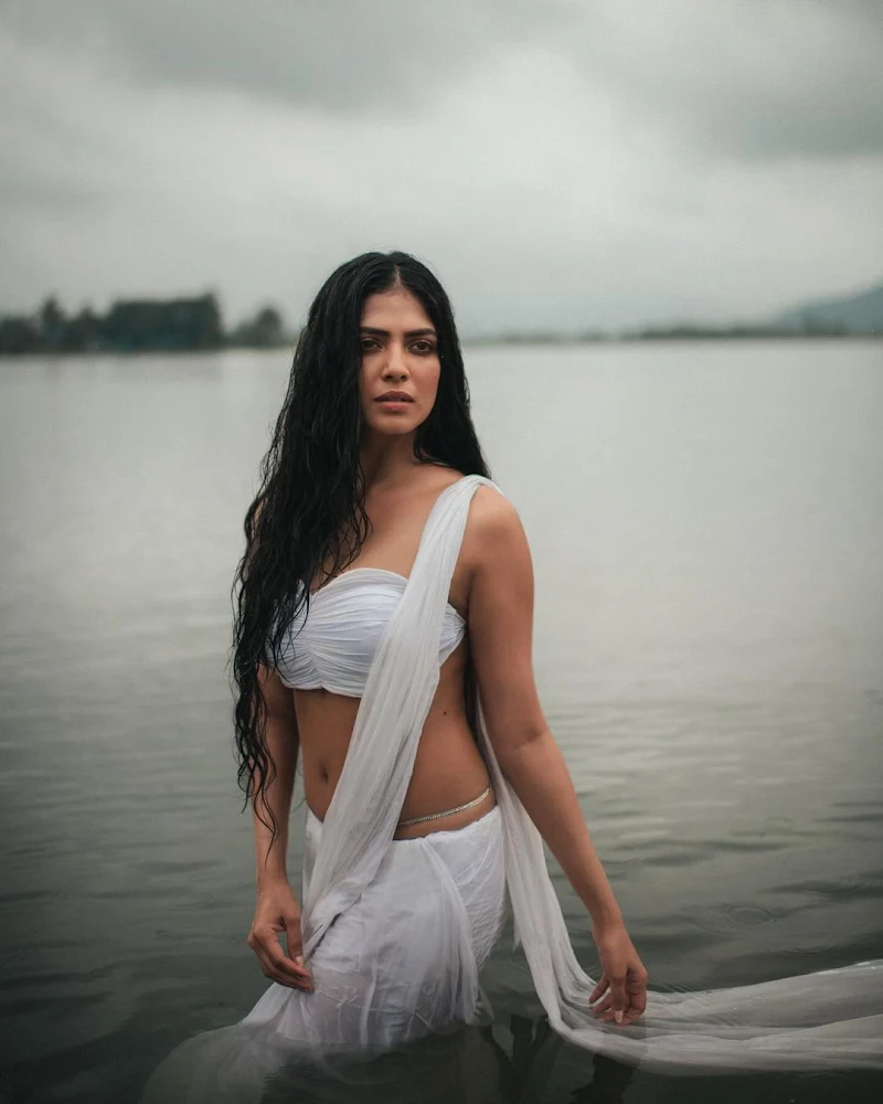 malavika mohanan wet white saree tiny blouse indian actress