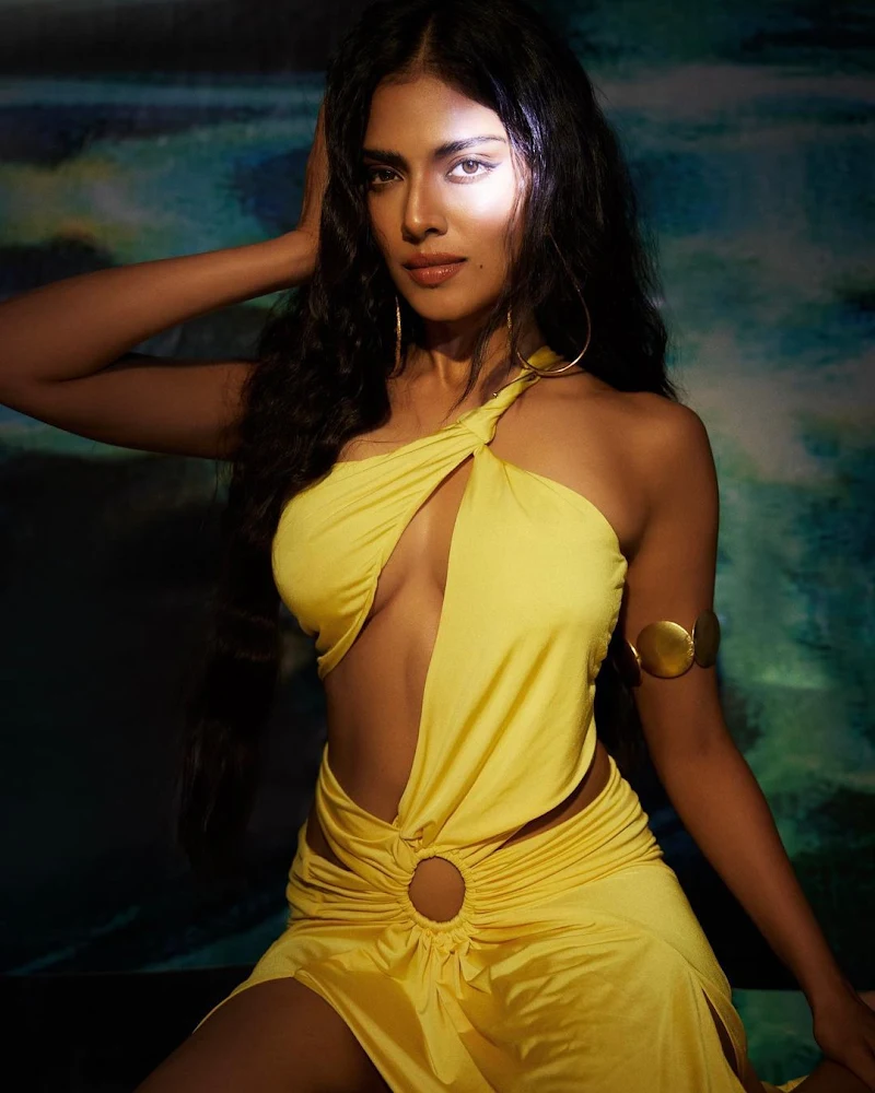 malavika mohanan yellow dress sexy legs