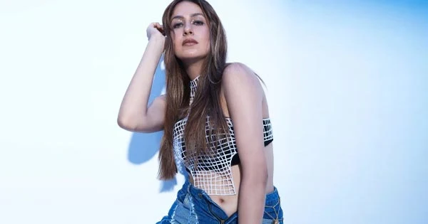 Malvika Raaz in unbuttoned jeans and skimpy top shows her stylish bold look – see now.