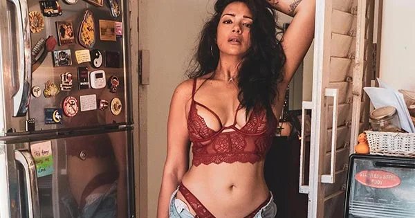 Megha Gupta’s bold sexy look in lacy corset bra and underwear with unbuttoned jeans – see now.