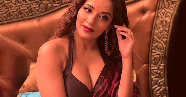 Monalisa looked sizzling hot in this red & black saree flaunting ample cleavage – see now.