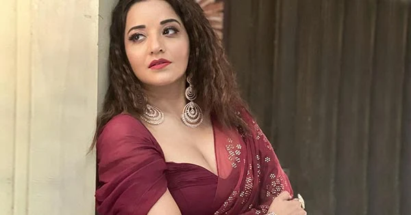 Monalisa in sheer saree with cleavage baring blouse looks stunning hot – see pics.