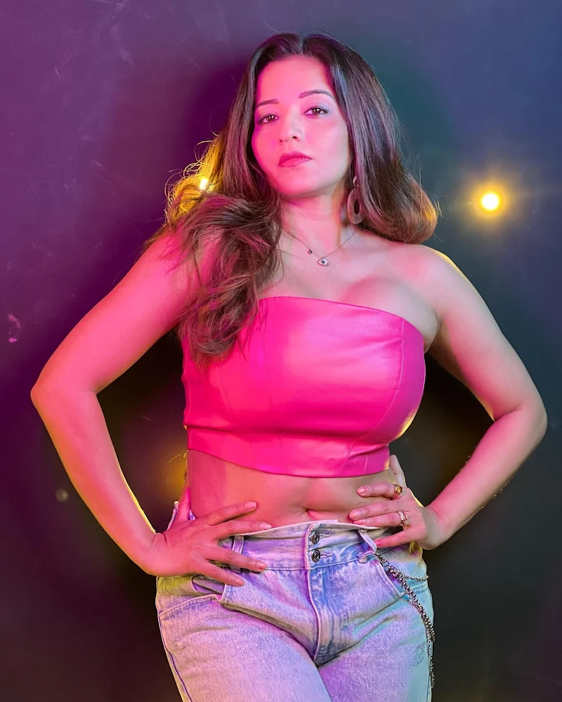 monalisa pink top jeans busty tv actress