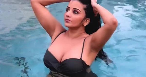 Monalisa in swimsuit puts on a busty display – flaunted her fine curves.