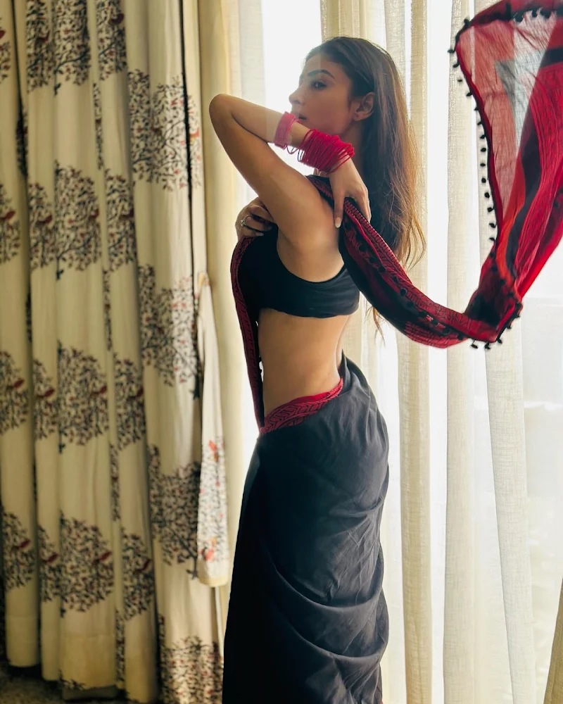 mouni roy black saree hot bollywood actress