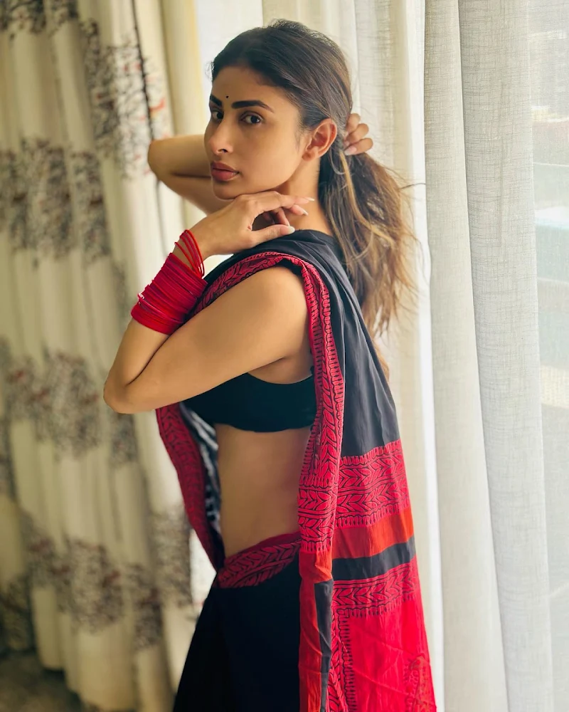 mouni roy black saree hot bollywood actress