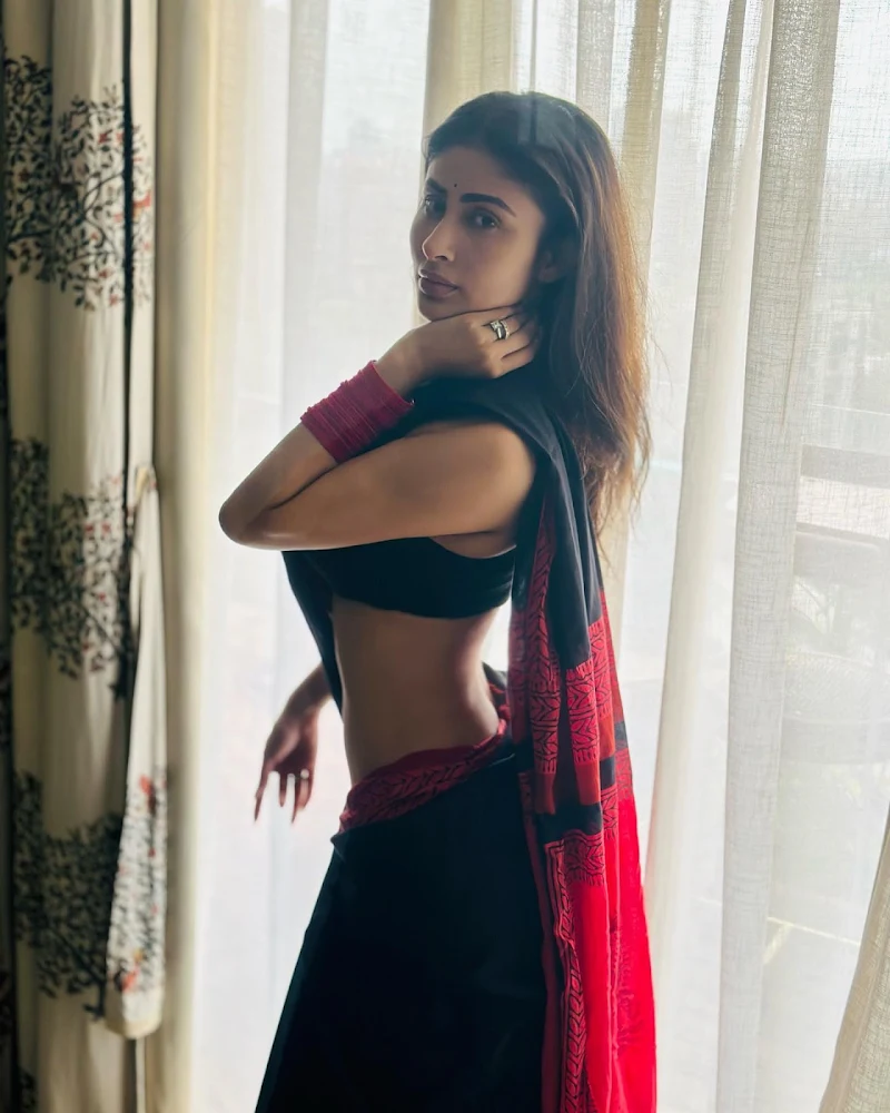 mouni roy black saree hot bollywood actress