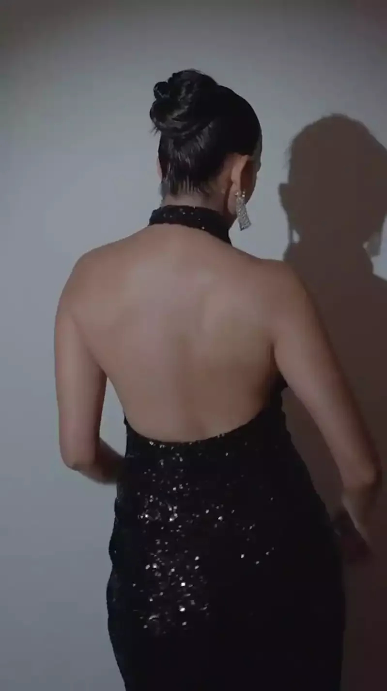 mrunal thakur back pose booty curvy body copy