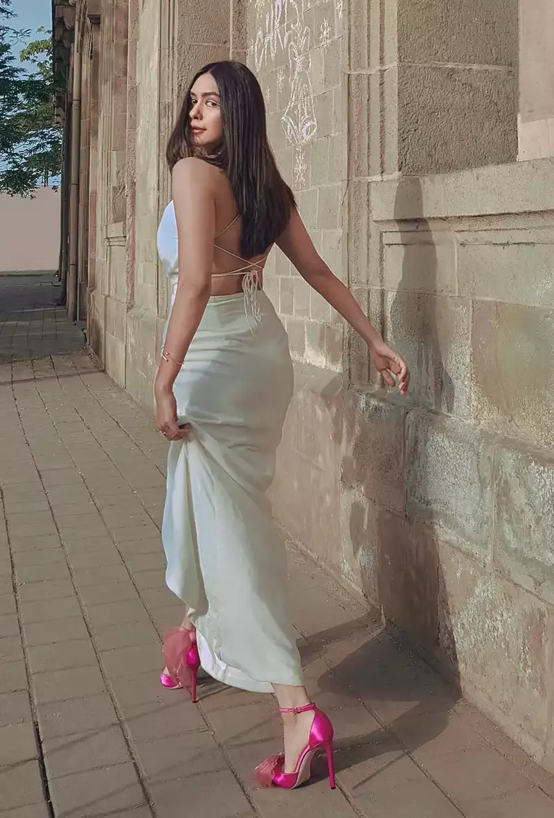 mrunal thakur back pose booty curvy body