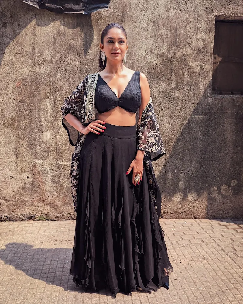 mrunal thakur cleavage black outfit