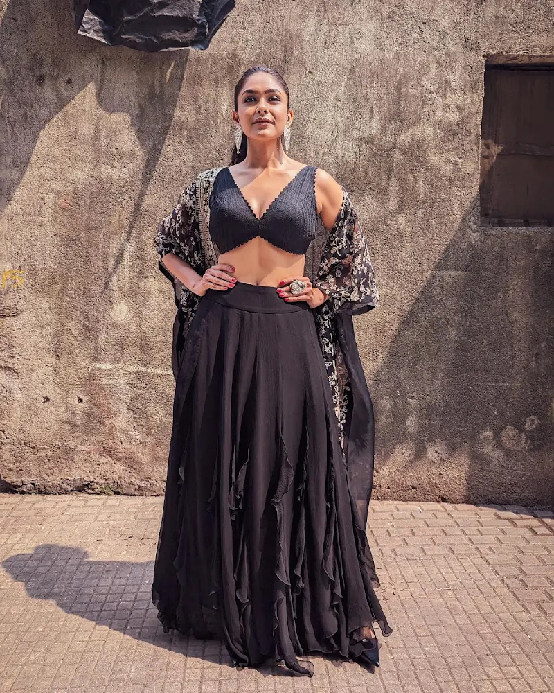 mrunal thakur cleavage black outfit