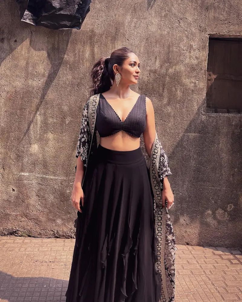 mrunal thakur cleavage black outfit