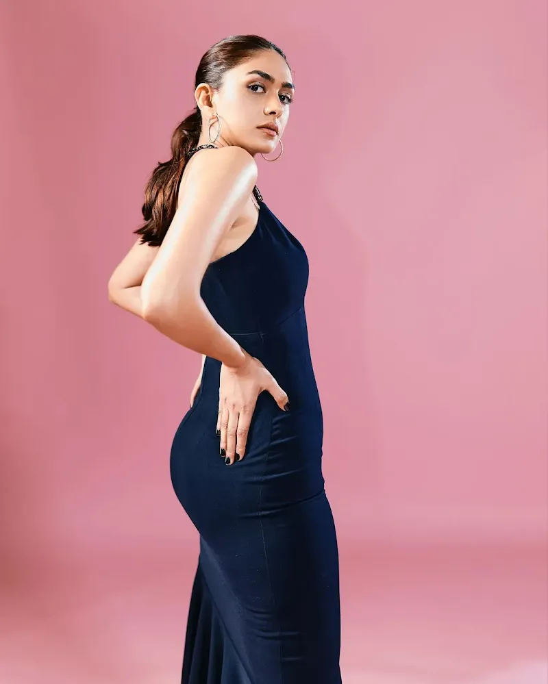 Mrunal Thakur curvy body tight dress