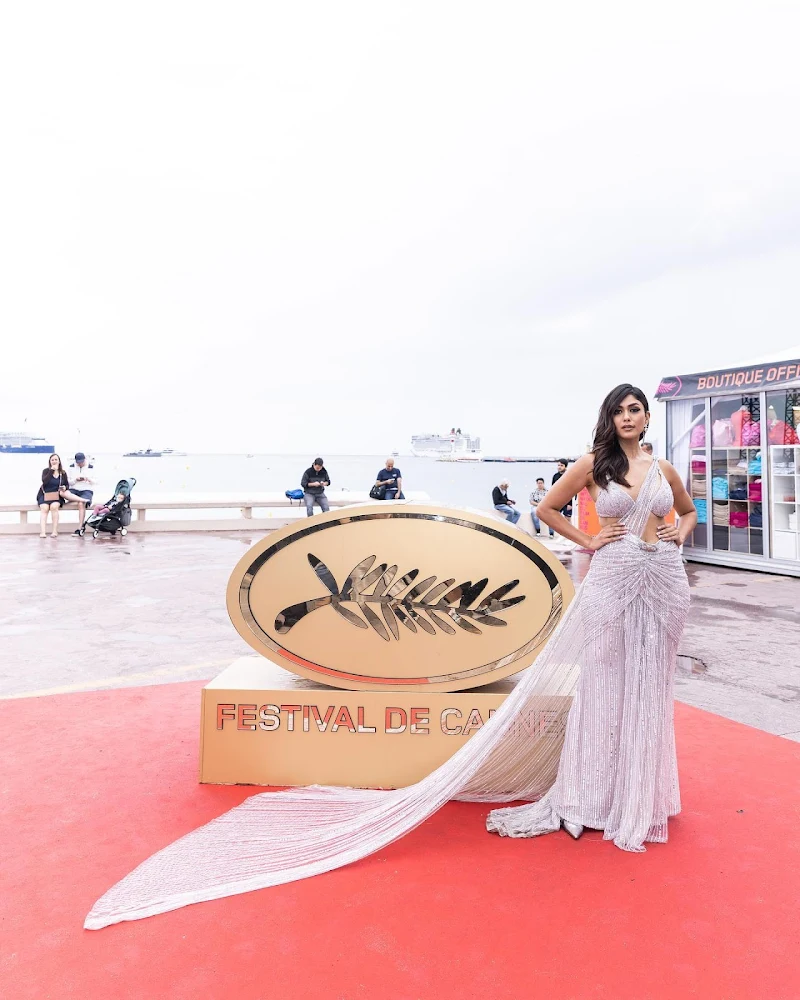 Mrunal Thakur saree hot cannes 2023