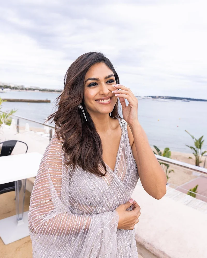 Mrunal Thakur saree hot cannes 2023