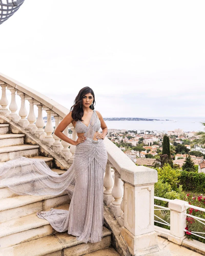 Mrunal Thakur saree hot cannes 2023